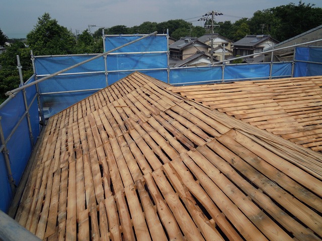 防水シートを撤去した屋根の下地